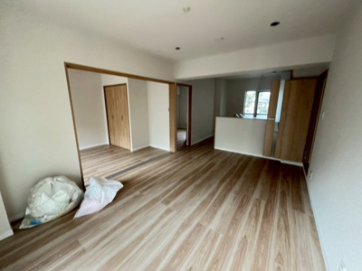 【居間・リビング】 | 陵南住宅１号棟 | 通風・陽当たり良好な南向きワイドバルコニー！是非！現地でご確認ください！