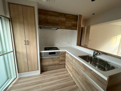 【キッチン】 | 陵南住宅１号棟 | 【新規交換！システムキッチン】L型キッチンは、その形状から自然に作業エリアが分かれ、動きやすいですよ！