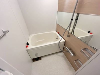 【浴室】 | 陵南住宅１号棟 | 【新規交換！ユニットバス】ゆったりとくつろげる綺麗な浴室ですよ！時間短縮でシャワーだけの方も多いですが、一日の疲れを癒すため湯船に浸かれば心身ともにリラックスできますね♪