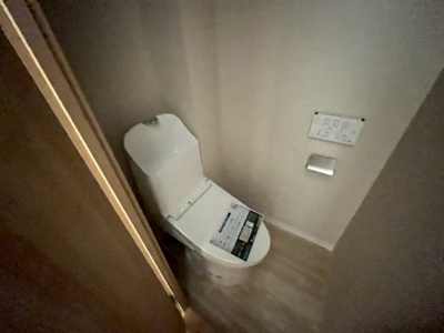 【トイレ】 | 陵南住宅１号棟 | 新規交換！トイレ】綺麗なトイレは清潔感があり、嬉しいですね！温水便座洗浄便座ですので、寒い日も温かい便座で安心して使用していただけますよ！