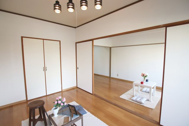 セントラルアベニューの居間・リビング|こちらのリビングで趣味の時間をお楽しみください