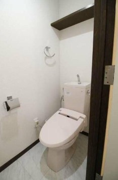 【トイレ】 | ホワイトヴィラＥ棟 | 温水洗浄便座。