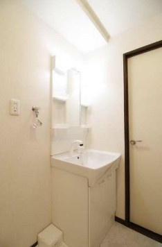 【独立洗面台】 | ホワイトヴィラＥ棟 | 嬉しい独立洗面台付き。