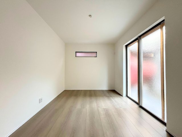 港南区芹が谷1丁目　新築戸建てのその他|［モデルハウス］◆室内はいつも明るい印象なので気持ちの良い朝を迎えられます。各部屋にはクローゼットを完備しており、収納が多いお家はすっきりして快適空間です。
