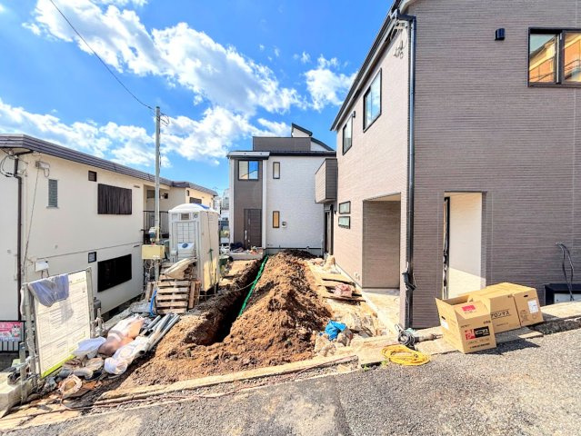 港南区芹が谷1丁目　新築戸建ての外観|◆堂々たる趣ながら、主張し過ぎずどこか余裕を感じさせるシャープなフォルムで佇む邸宅は、晴天の空と照らし合わせる事で、本来あるべき完成形の姿を見せてくれます。
