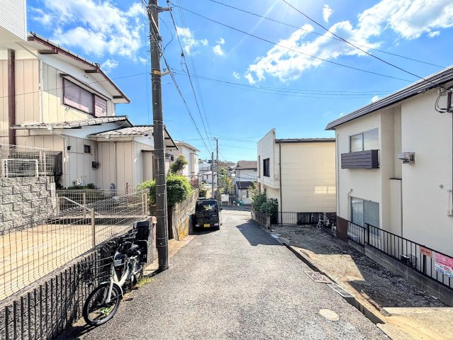 港南区芹が谷1丁目　新築戸建ての前面道路含む現地写真|◆前面道路も幅員があり車の運転も安心！前面道路は閑静な住宅地。車通りの少ない道路です。お子様にも安心です。

