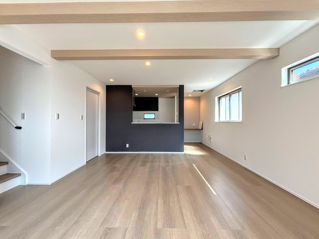 港南区芹が谷1丁目　新築戸建てのその他|［モデルハウス］◆家族で食卓を囲むダイニングスペースと、ソファでゆったりくつろぐリビングスペースがしっかり区切られているので家具の配置や用途を使いわけしやすいです。
