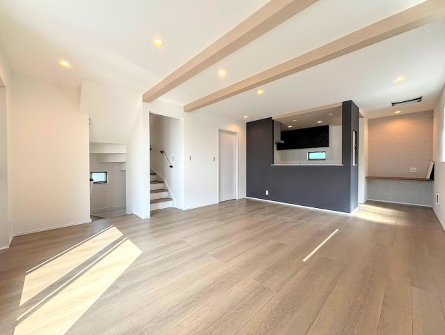 港南区芹が谷1丁目　新築戸建てのその他|［モデルハウス］◆一家だんらんのスペースとなるＬＤＫ。窓から明るい光が差し込み、思わず家族の会話も弾む快適な空間。
