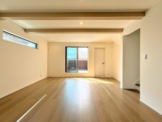 港南区芹が谷1丁目　新築戸建てのその他|［モデルハウス］◆リビングは一日中太陽の光が射し込みます。家族が集まる空間は、自然と笑顔が溢れます！
