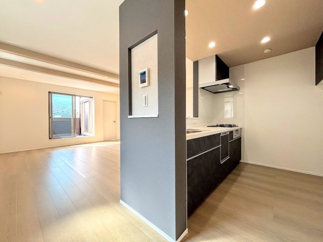 港南区芹が谷1丁目　新築戸建てのその他|［モデルハウス］◆キッチンからダイニングやリビングが見渡せるキッチン。料理をしながら家族とコミュニケーションをとれるだけでなく、大きな開放感も得られることができます。
