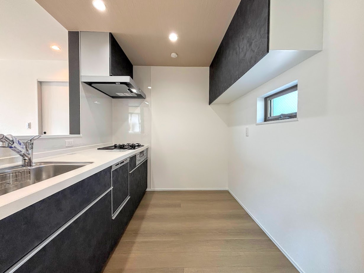 港南区芹が谷1丁目　新築戸建てのその他|［モデルハウス］◆デザイン性と機能性を兼ね備えたキッチンです。リビングスペースとの一体感が生まれ、広々空間を演出してくれます。
