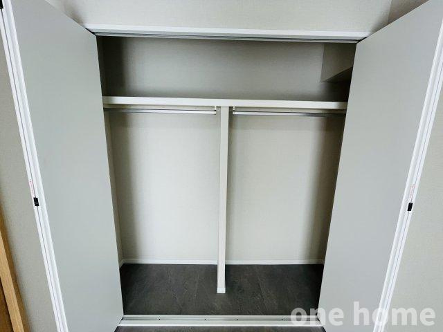野中北パークハウスの収納|◆約6.0帖洋室 収納です！ハンガーパイプ×枕棚付きクローゼットで収納がしやすく、横幅もあり収納力バッチリ！収納家具を最低限に住空間を有効活用できます！