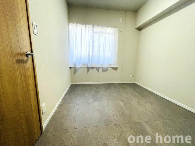 野中北パークハウスの洋室|◆約4.7帖洋室です！シンプルな内装につき、お持ちの家具やカーテンが映えます！
◆【即日内覧会開催中】土日はもちろん！平日の仕事終わりの内覧も可能です！