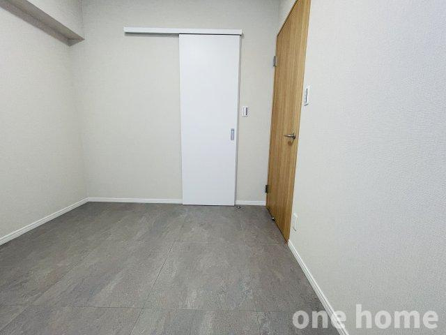 野中北パークハウスの洋室|◆約4.7帖洋室 別角度です！白の引き戸を開くとウォークインクローゼットへと繋がります！
◆【即日内覧会開催中】ご自宅や最寄り駅などで送迎が可能です。ご希望をお申し付けください！