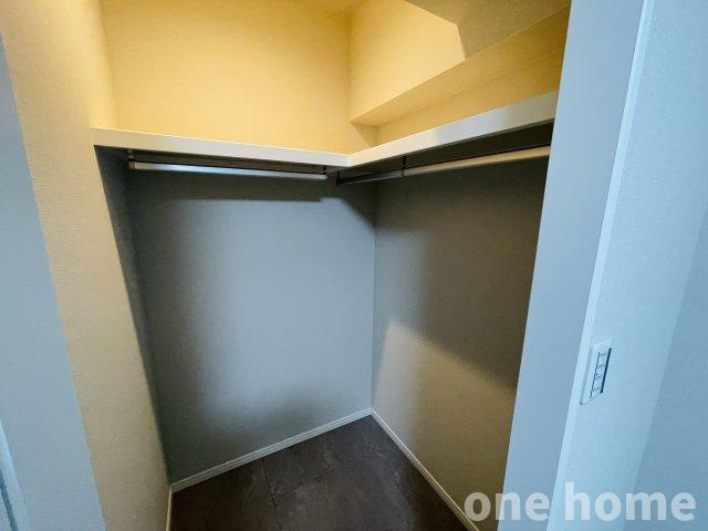 野中北パークハウスの収納|◆約4.4帖洋室ウォークインクローゼットです！
◆全体を見渡せワードローブを把握しやすく、枕棚に帽子やバッグなどしっかり収納ができます！