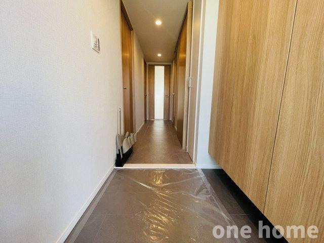 野中北パークハウスの玄関|◆玄関からLDKへ続く様子です！
◆玄関にはフロートタイプのシューズボックス完備！下部には普段使いの靴を置いていただけます！