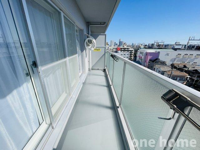 野中北パークハウスのバルコニー|◆明るい南東側バルコニーです！物干し金物付きです！
◆手すり壁にすりガラスが採用され、光を通してくれるので大変明るいです♪