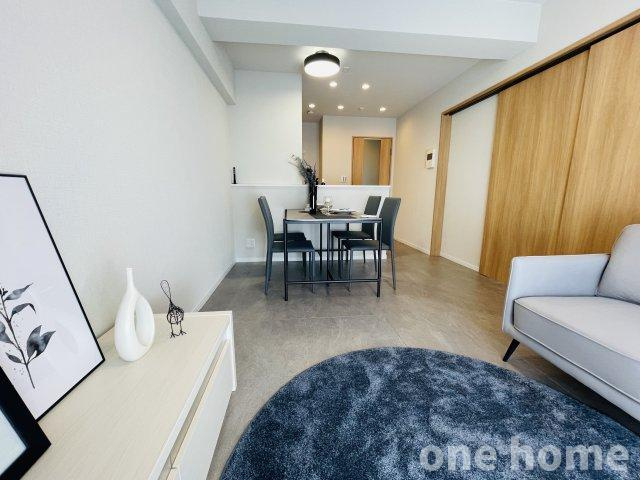 野中北パークハウスの居間・リビング|◆広々LDKは約10.5帖！家具を置いても余裕があります！
◆リビングと一体化し、広々とした空間を演出する人気の対面式キッチンです！お料理中も家族の様子が見え、会話が弾みます♪