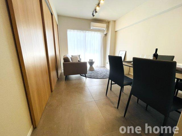 野中北パークハウスの居間・リビング|◆LDK 別角度です！南東側バルコニーから陽光差し込む明るい空間です！
◆シンプルな内装のため、様々な家具との相性はバッチリです！