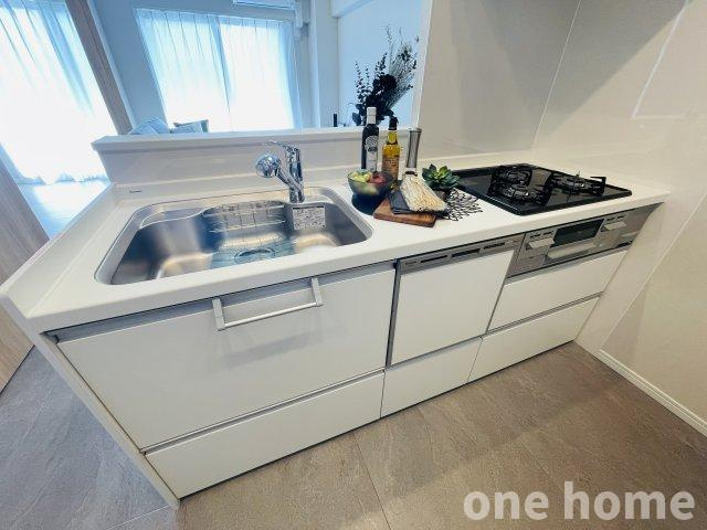 野中北パークハウスのキッチン|◆白を基調としたシステムキッチンです！新調済！グリル付３口ガスコンロ搭載！
◆シンク下部にはスライド式の収納スペース完備です！