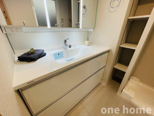 野中北パークハウスの独立洗面台|◆三面鏡の洗面化粧台です！ワイドタイプで並んで身支度できます！
◆棚が設けられ、タオルなどを収納できます！
◆洗面ボウル下にもしっかり収納ができ、物が増えがちな洗面まわりをスッキリご使用いただけます！