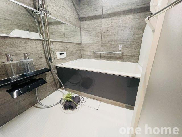 野中北パークハウスの浴室|◆グレースカラーがお洒落なユニットバスです！新調済！ワイドミラーがさりげなく高級感を演出！
◆シャワーの高さを調整できるスライドバー付きです！