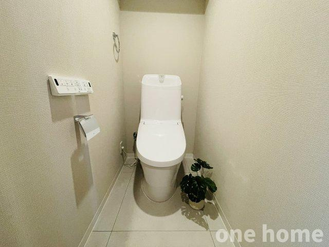 野中北パークハウスのトイレ|◆スッキリとしたフォルムの手洗い一体型 温水洗浄便座付きトイレです！新調済！
◆操作がしやすい壁掛けリモコンです！