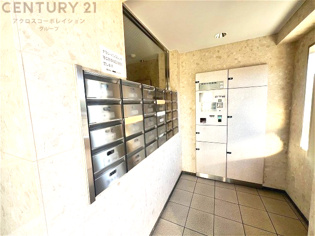 宅配ボックスは荷物の受け取りや配達が便利で安全です。不在時でも荷物が確保され、盗難や損傷のリスクが減少。受け取り時間の柔軟性が向上。外出先からでも荷物の受け取りや預けが可能となります。