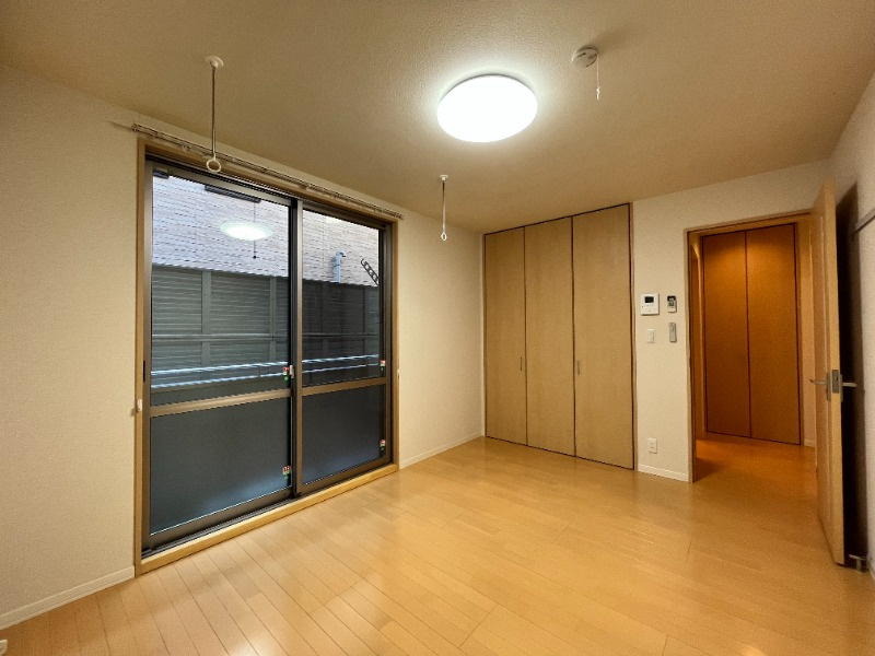 Flat Jの居間・リビング|7.8帖の洋室♪