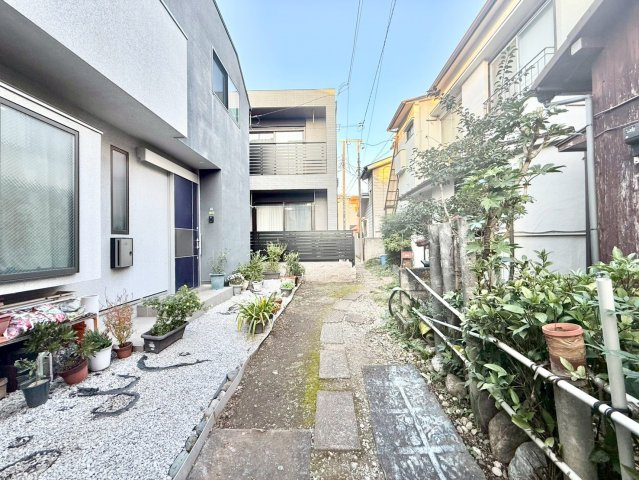 世田谷区瀬田4丁目　新築戸建の前面道路含む現地写真|2025.11.20撮影

現地ご見学希望・資料請求などお気軽にお問い合わせ下さい！
03-5990-5201