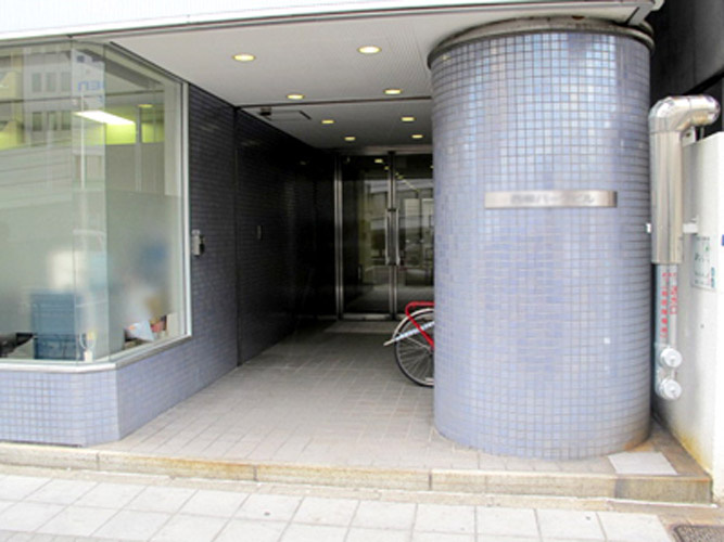 西柳パークビルのエントランス