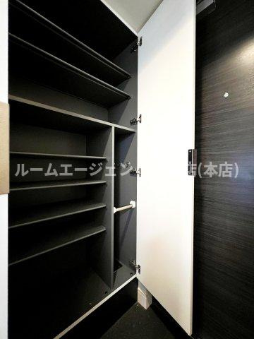 プレサンス栄フェルの玄関