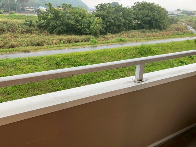 桐生市天神町３丁目のアパートのバルコニー