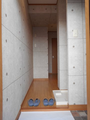 ヴィラ・ファミーユ　Aの玄関