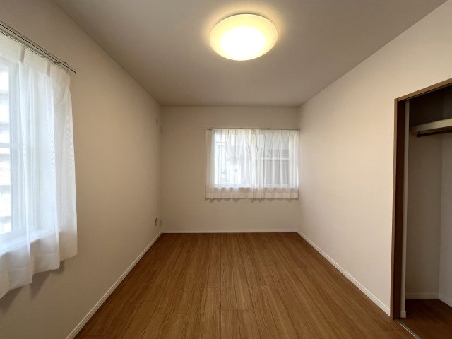 港南の風は俺のもの！【港南区上永谷3丁目】リフォーム中古戸建の洋室|落ち着いた色調の洋室です