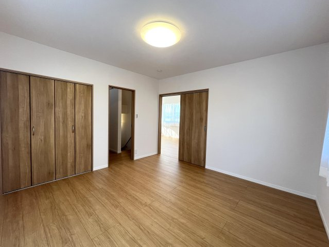 港南の風は俺のもの！【港南区上永谷3丁目】リフォーム中古戸建の居間・リビング|明るい洋室です