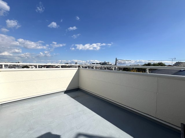 港南の風は俺のもの！【港南区上永谷3丁目】リフォーム中古戸建のバルコニー|広々としたバルコニーです