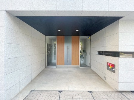 La　ｈaute　montagne　（ラ・オ・モンターニュ）のエントランス