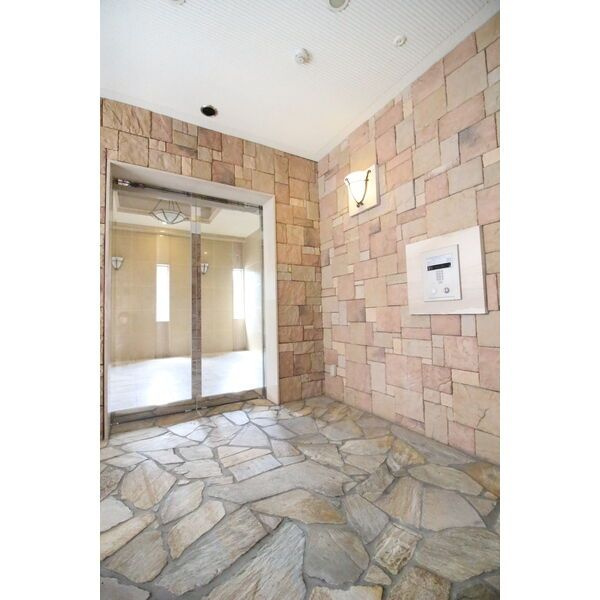 レーベスト志賀本通のエントランス