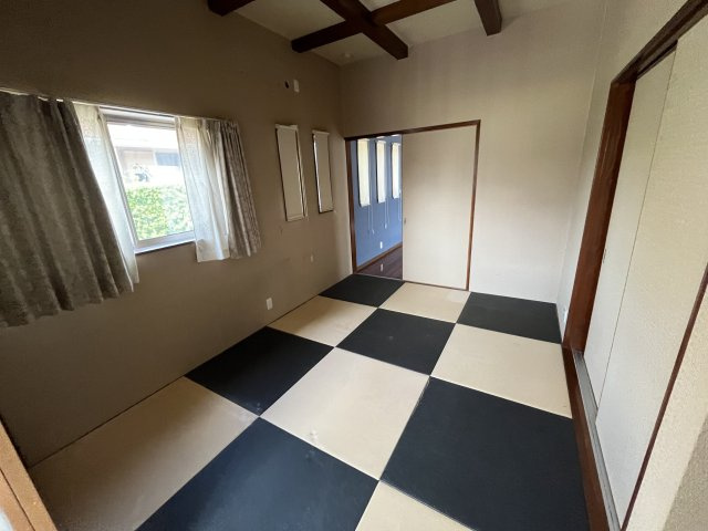 宮崎県串間市上町地区　二世帯住宅の和室|6帖の和室です。この隣には約6帖のキッチンスペースがあります。