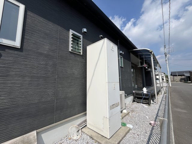 宮崎県串間市上町地区　二世帯住宅の発電・温水設備|エコキュートが設置されています