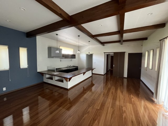 宮崎県串間市上町地区　二世帯住宅の居間・リビング|約21帖の広々としたスペースです