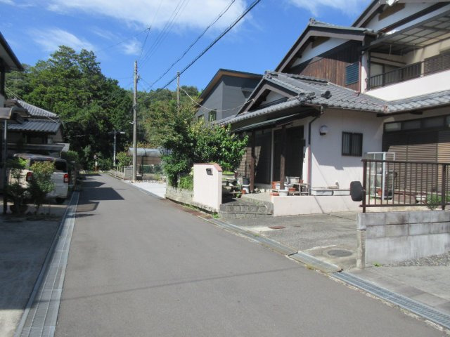 湖南市岩根　中古戸建　1480万円の前面道路含む現地写真