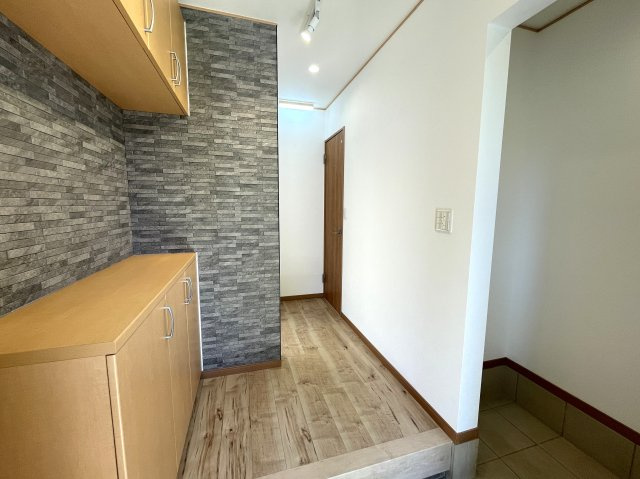 やわらかな風が吹くこの白山～♪【緑区白山４丁目】リフォーム中古戸建～の玄関|収納もある玄関です