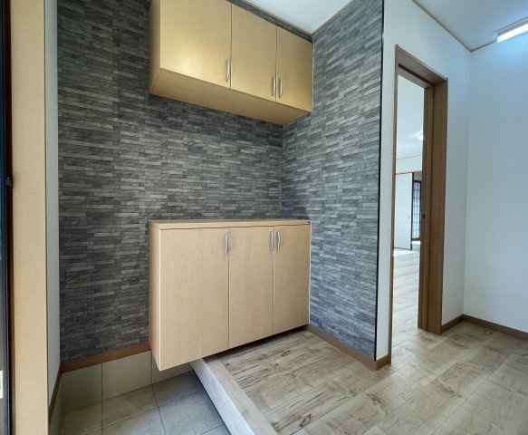 やわらかな風が吹くこの白山～♪【緑区白山４丁目】リフォーム中古戸建～の玄関|明るい玄関です