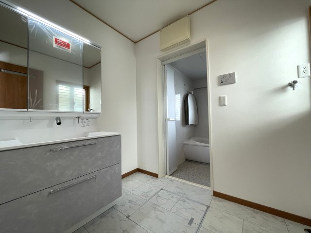 やわらかな風が吹くこの白山～♪【緑区白山４丁目】リフォーム中古戸建～の独立洗面台|独立洗面化粧台付き