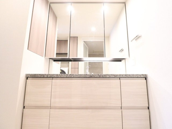 【独立洗面台】 | 【洗面室】天板は大理石仕様に！大型の三面鏡併設！曇り止め機能もあり！