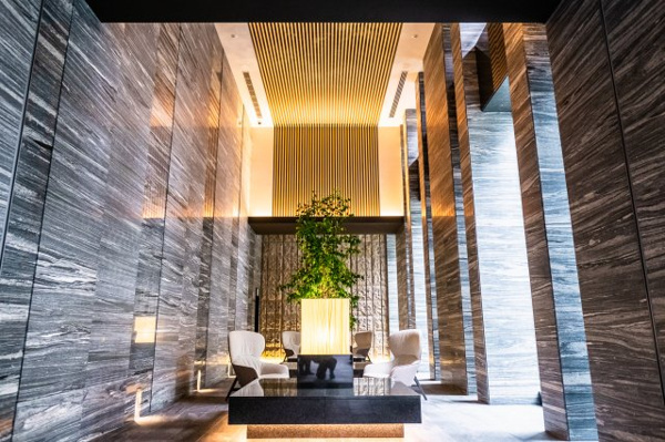 【エントランス】 | 【エントランスホール】壁や柱には天然石を使用。二層吹き抜けの伸びやかな迎賓空間です！
