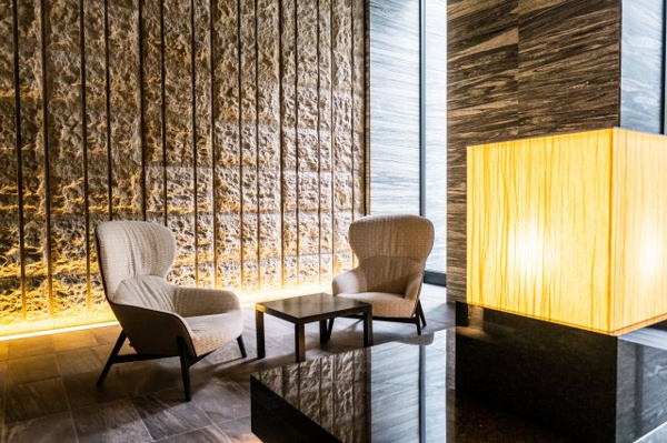 【エントランス】 | 【エントランスホール】選び抜かれた、エレガントで上品な家具。柔らかな照明がやさしく空間を照らします。