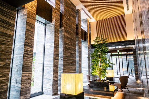 【エントランス】 | 【エントランスホール】石柱の間から差し込む自然光！ライトアップされたグリーンが気品を添えます。